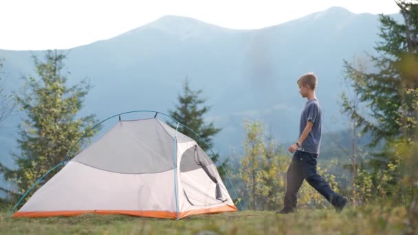 Escursionista Bambino Riposo Piedi Vicino Una Tenda Campeggio Montagna Campeggio — Video Stock