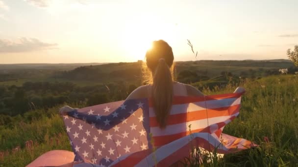 Mujer Feliz Con Bandera Nacional Aire Libre Atardecer Chica Positiva — Vídeos de Stock