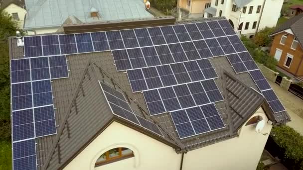 Fecho Uma Casa Privada Com Painéis Solares Fotovoltaicos Para Produção — Vídeo de Stock