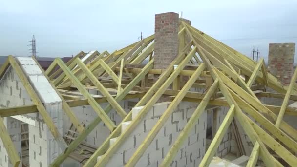 Luftaufnahme eines Privathauses mit Porenbeton-Ziegelwänden und Holzrahmen für das zukünftige Dach.