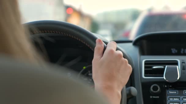 Vue Arrière Une Conductrice Volant Conduisant Une Voiture Dans Une — Video