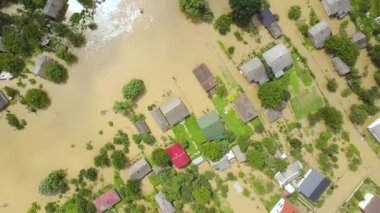 Ukrayna 'nın batısındaki Halych kasabasındaki Dnister nehrinin kirli sularıyla dolu su basmış evlerin havadan görüntüsü..