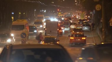 Trafik sıkışıklığı ve gece sokaklarda yavaş giden bir sürü araba..