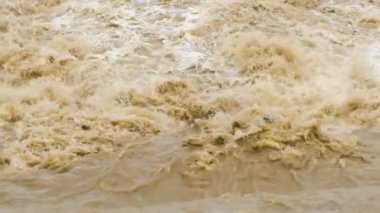 İlkbaharda sağanak yağış sırasında taşkın döneminde çamurlu nehrin kirli suları.