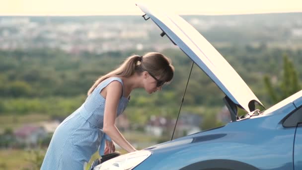 Ξένη Νεαρή Γυναίκα Οδηγός Στέκεται Κοντά Ένα Σπασμένο Αυτοκίνητο Έσκασε — Αρχείο Βίντεο