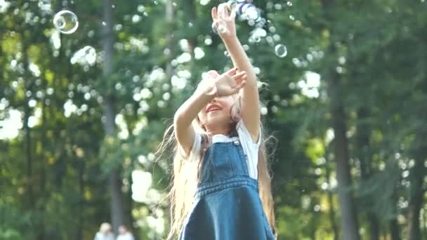 Malá Šťastná Holčička Honí Mýdlové Bubliny Venku Létě — Stock video