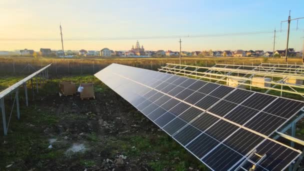 Usina Solar Construção Campo Verde Montagem Painéis Elétricos Para Produção — Vídeo de Stock