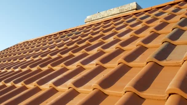Linhas Sobrepostas Telhas Cerâmica Amarela Cobrindo Telhado Edifício Residencial — Vídeo de Stock