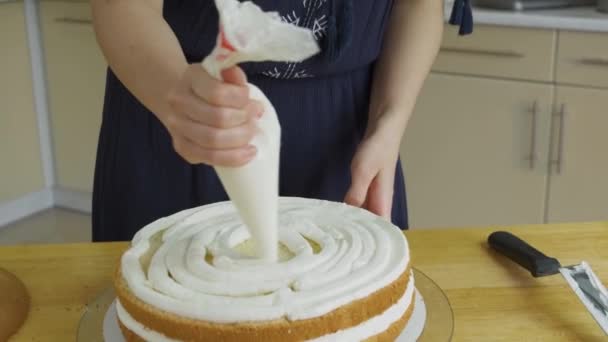 Młoda Kobieta Szef Kuchni Słodkie Ciasto Białą Śmietaną Herbatnikiem — Wideo stockowe