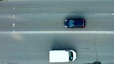 Yoğun bir yolda hızla giden arabaların hava aracı görüntüsü.