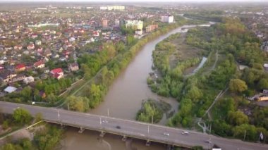 Ukrayna 'nın Ivano-Frankivsk şehrindeki bir nehrin havadan görünüşü. Şehir manzarası.