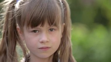 Güzel gülümseyen küçük bir kızın yakın portresi..