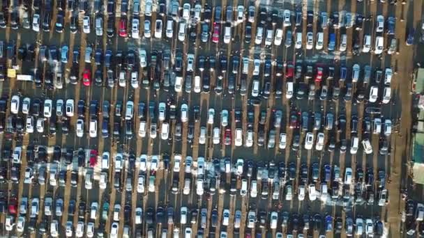 Ndirimli Araba Pazarındaki Birçok Arabanın Iyi Hava Görüntüsü — Stok video