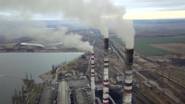 Luftutsikt Høye Skorsteinsrør Med Grå Røyk Fra Kullkraftverk Produksjon Elektrisitet – stockvideo