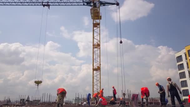 Trabalhadores Construção Civil Que Trabalham Estaleiro Novo Edifício Residencial Betão — Vídeo de Stock