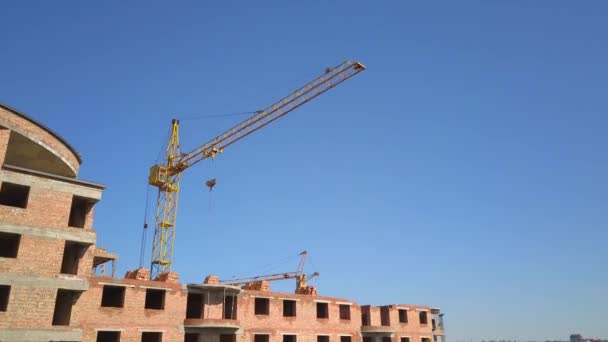 Grúa Torre Industrial Alta Sitio Construcción Nuevo Edificio Residencial — Vídeo de stock