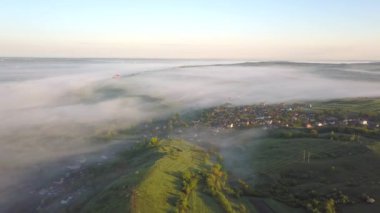 Yeşil yay tepelerindeki köy evleri için sabah manzarası.