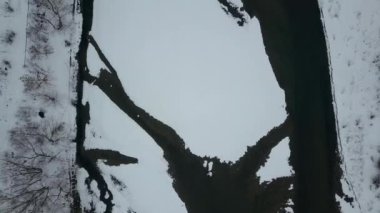 Kışın daha zengin ve beyaz bankaların karla kaplı olduğu havadan aşağı bakış.