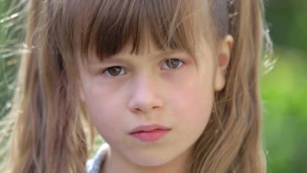 Gros Plan Portrait Une Enfant Fille Regardant Caméra — Video