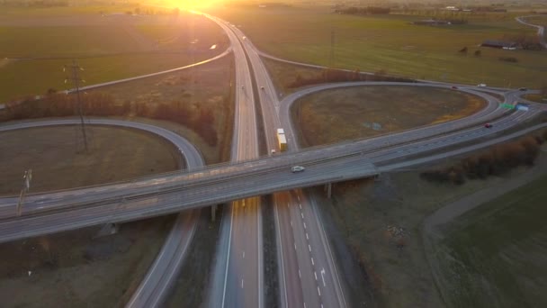 Hareket Halindeki Trafik Arabalarıyla Otoyol Kavşağının Havadan Görüntüsü — Stok video