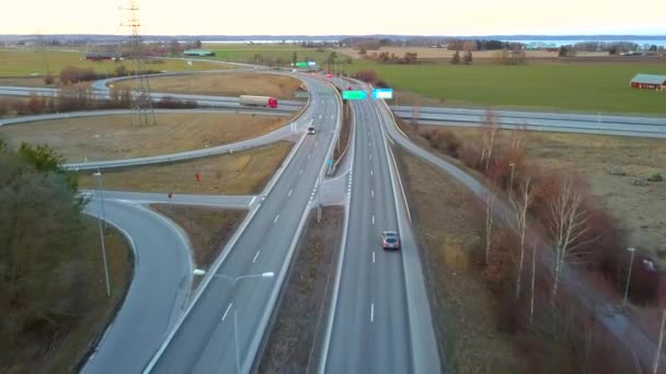 Hareket Halindeki Trafik Arabalarıyla Otoyol Kavşağının Havadan Görüntüsü — Stok video