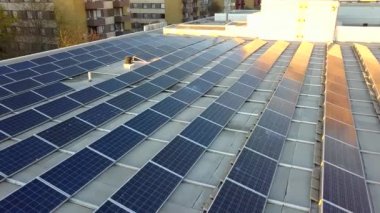 Konut binasının çatısındaki güneş enerjisi panelleri yeşil ekolojik elektrik üretmek için.