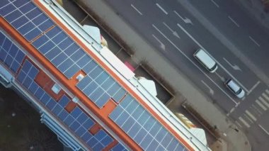 Konut binasının çatısındaki güneş enerjisi panelleri yeşil ekolojik elektrik üretmek için.