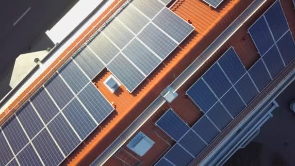 Panneaux Solaires Sur Toit Bâtiment Résidentiel Pour Production Électricité Écologique — Video