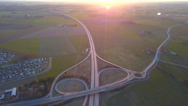 Letecký Pohled Křižovatku Dálnice Jedoucími Dopravními Vozy — Stock video