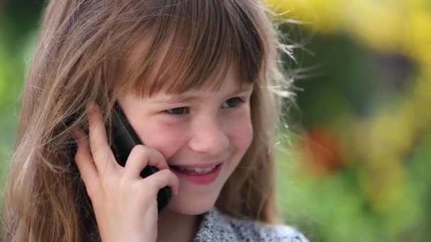 Potret Gadis Kecil Cantik Berbicara Telepon Genggam — Stok Video