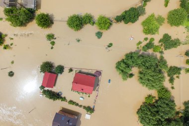 Ukrayna 'nın batısındaki Halych kasabasındaki Dnister nehrinin kirli sularıyla dolu su basmış evlerin havadan görüntüsü..