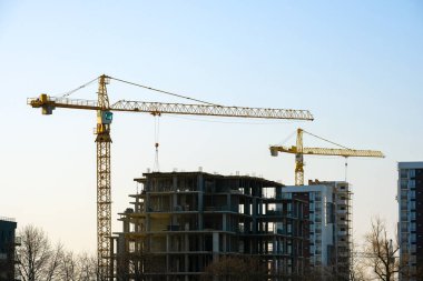 Kule vinçlerinin ve inşaat halindeki apartmanların havadan görüntüsü. Gayrimenkul geliştirme.