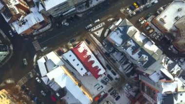 Şehirdeki çok katlı apartman ve caddelerin havadan görünüşü trafiği takip ediyor.