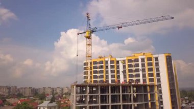 Yeni beton konut inşaatında çalışan inşaat işçileri.