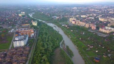Ukrayna 'nın Ivano-Frankivsk şehrindeki bir nehrin havadan görünüşü. Şehir manzarası.