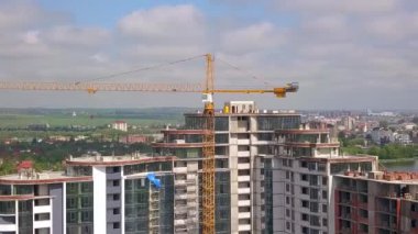 Yeni yerleşim yerinin şantiyesinde yüksek endüstri kulesi vinci.