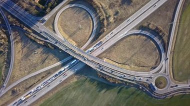 Hareket halindeki trafik arabalarıyla otoyol kavşağının havadan görüntüsü.