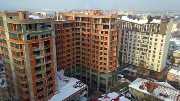 Bir Şehirde Yapım Aşamasında Olan Çok Katlı Bir Apartmanın Havadan — Stok video