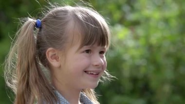 Güzel gülümseyen küçük bir kızın yakın portresi..