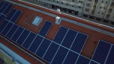 Konut binasının çatısındaki güneş enerjisi panelleri yeşil ekolojik elektrik üretmek için.