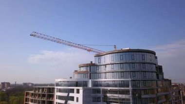 Yeni yerleşim yerinin şantiyesinde yüksek endüstri kulesi vinci.