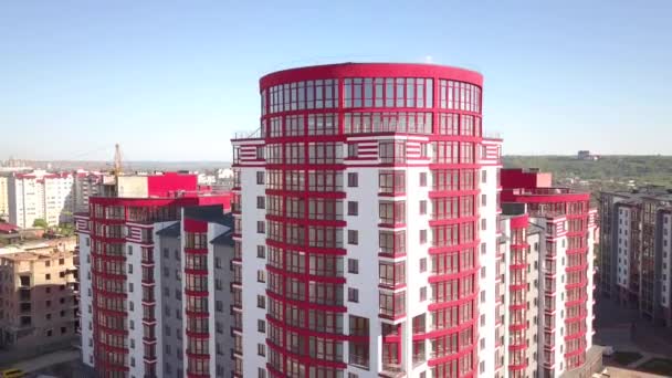 Αεροφωτογραφία Ενός Μεγάλου Κόκκινου Σύγχρονου Κτιρίου Κατοικιών — Αρχείο Βίντεο