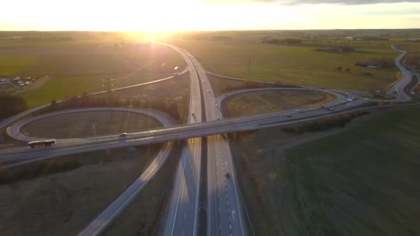 Hareket Halindeki Trafik Arabalarıyla Otoyol Kavşağının Havadan Görüntüsü — Stok video