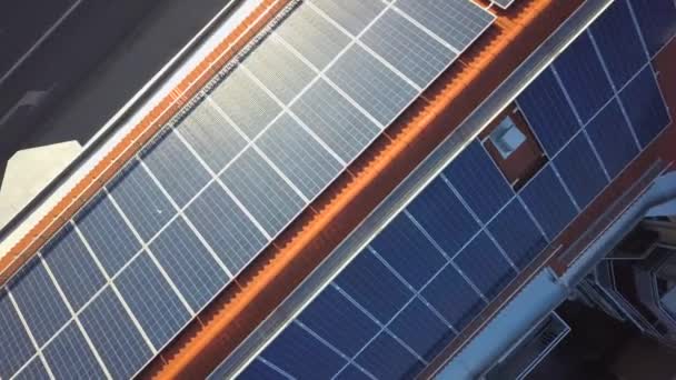 Paneles Solares Parte Superior Del Techo Del Edificio Residencial Para — Vídeos de Stock
