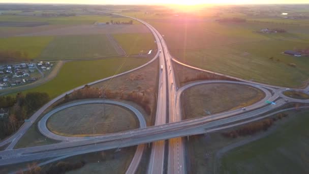 Hareket Halindeki Trafik Arabalarıyla Otoyol Kavşağının Havadan Görüntüsü — Stok video