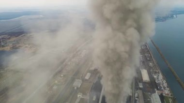 Kömür santralinin havadan görünüşü siyah dumanlı yüksek borular atmosferi kirletiyor.