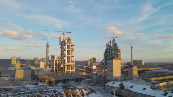 日没時に工業生産地域で高い工場構造とタワークレーンとセメント工場の空中ビュー — ストック動画