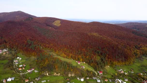 Vista Aérea Uma Aldeia Rural Com Pequenas Casas Entre Colinas — Vídeo de Stock