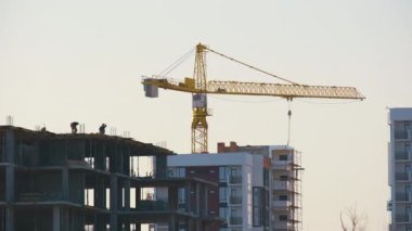 Kule vinçlerinin ve inşaat halindeki apartmanların havadan görüntüsü. Gayrimenkul geliştirme.