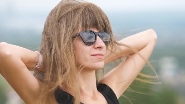 Ritratto Una Giovane Donna Dai Capelli Lunghi Con Occhiali Sole — Video Stock